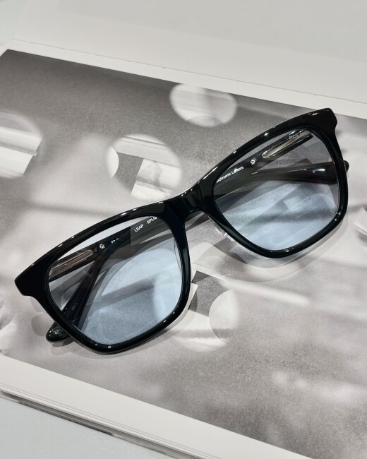 【POLICE】調光レンズ仕様のサングラス！