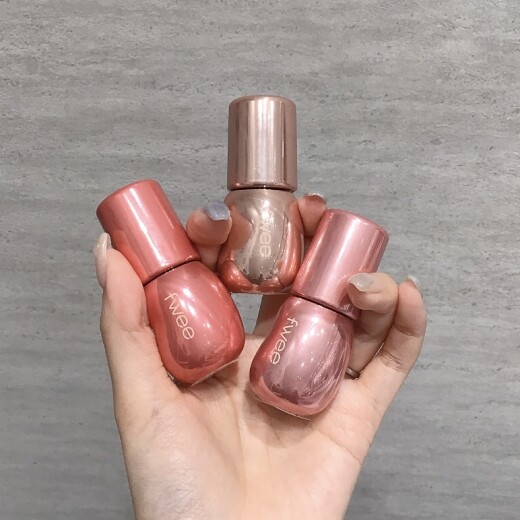 🆕大人気fweeの新色リップグロス！