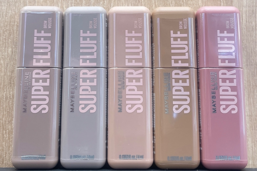 🆕販売開始時から大人気‼️💁‍♀️ メイベリン新作眉マスカラがついにローズマリーに入荷😻🎶 簡単にトレンド眉になれちゃうアイテムを徹底紹介いたします😽🫶 メイベリンSPフラッフブロウムース　¥1,672（税込）