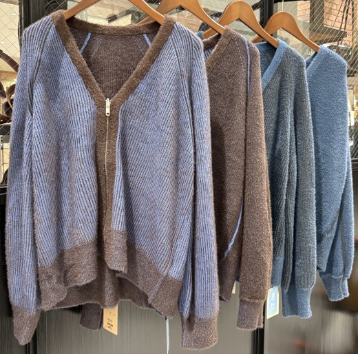 リバーシブルのカーディガン入荷しています！！