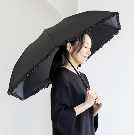 フリルデザインの晴雨兼用折りたたみ傘