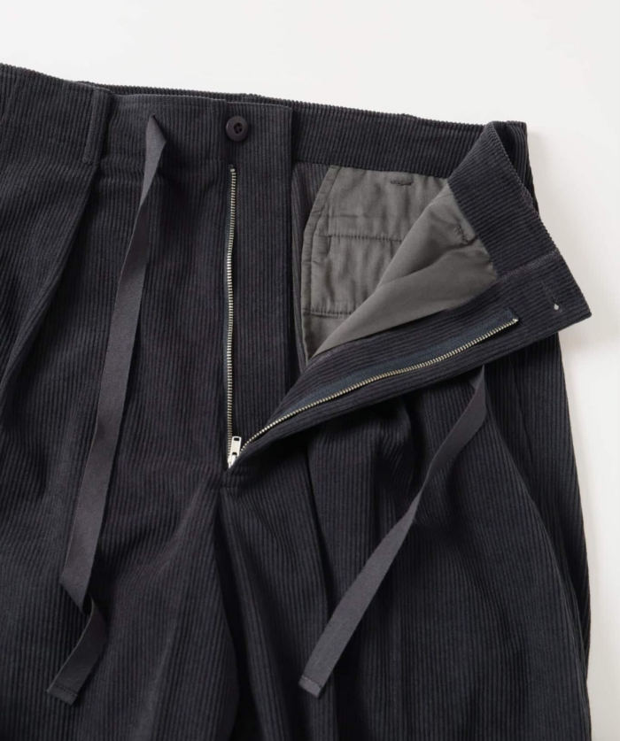 今の大人は、品良く、だらける。オーバーパンツという選択。｜RELUME