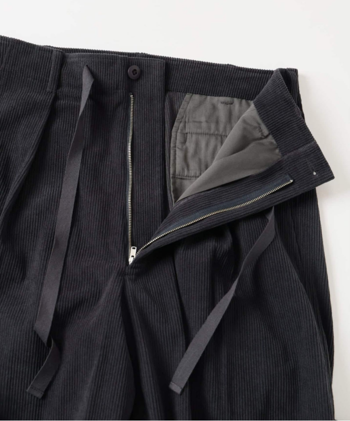 スラックスに、ちょっとした裏切りを。街と休日をつなぐ、一本｜RELUME