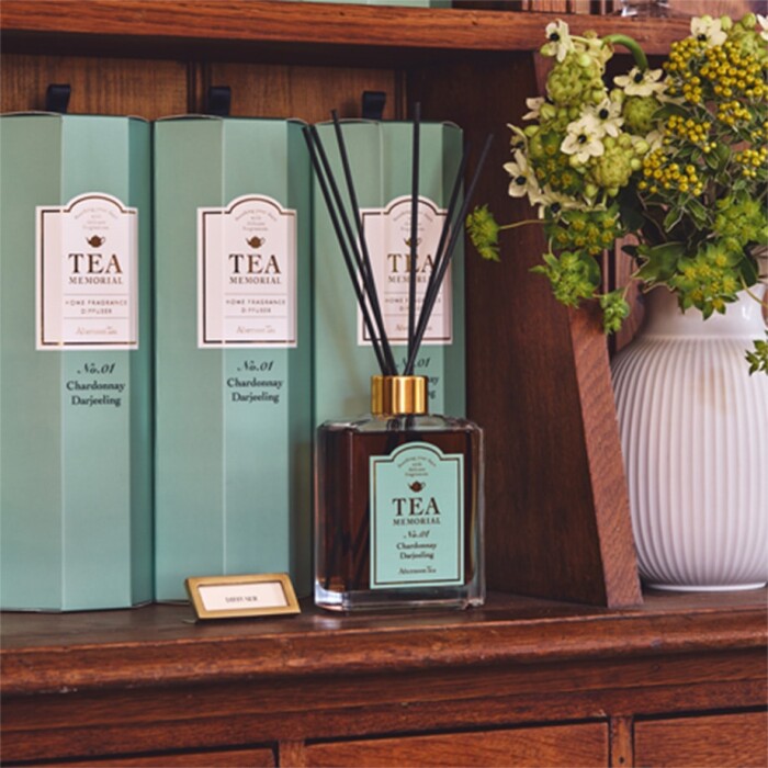 フレグランスシリーズ 「TEA MEMORIAL」がリニューアル。 “わたしらしい香りをまとう”をテーマに、 オードパルファムなど新しいアイテムが登場します。