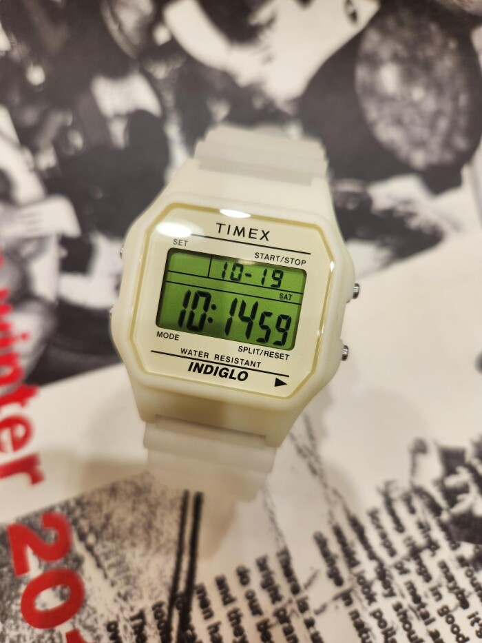 【TIMEX】腕時計全体が蓄光素材でできたユニークな腕時計の登場！