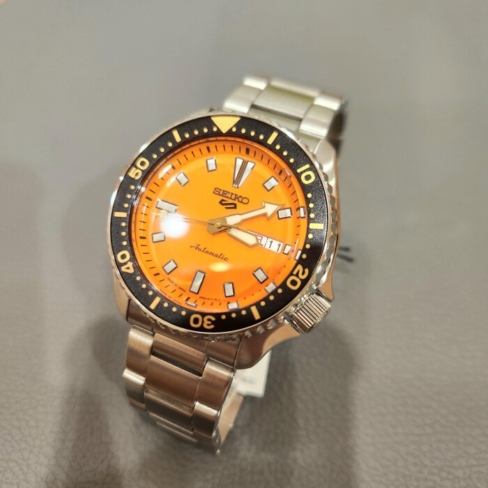 【SEIKO 5 SPORTS】オレンジがアクセントのTiC TAC 別注モデル！