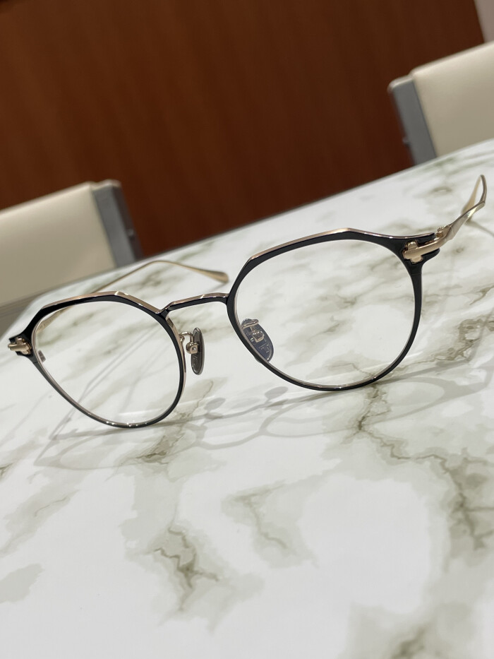 【TAYLOR WITH RESPECT】高級感のあるメタルフレーム!