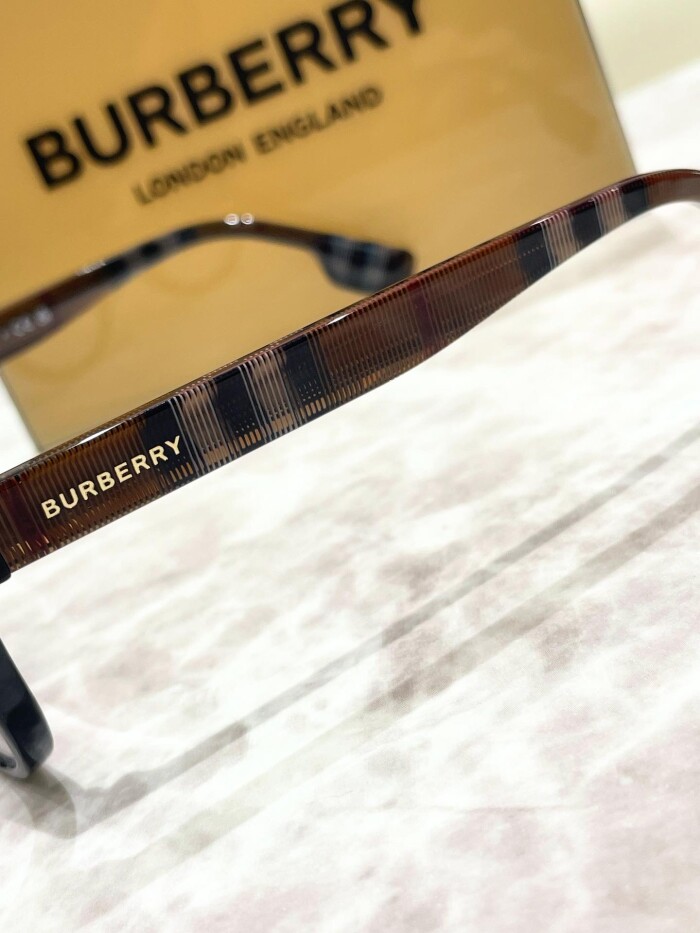 【BURBERRY】カジュアルに使いやすいウェリントンシェイプセルフレームの入荷です!