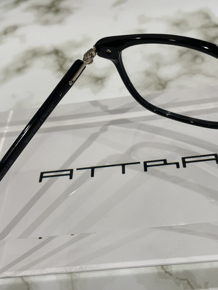 【ATTRACT】使いやすいシンプルなセルフレーム！