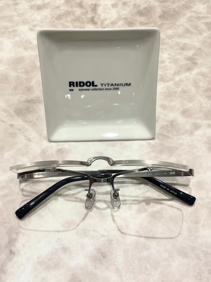 【RIDOL】スッキリした印象の跳ね上げフレーム！