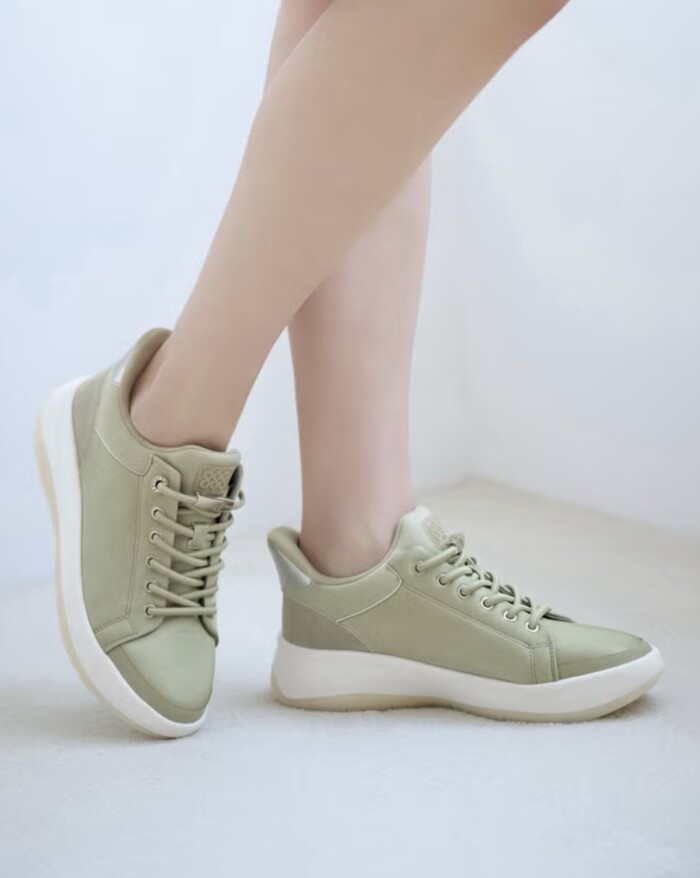 人気の撥水ハンズフリースニーカー新色ご紹介☘️