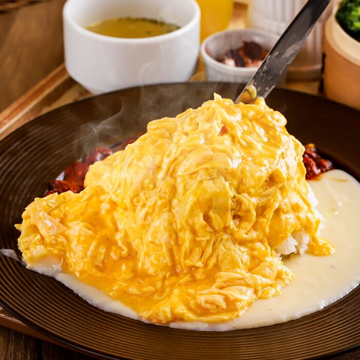 【チーズと生はちみつBeNe】新商品登場!ナイフを入れる瞬間が特別な体験となる「ふわとろハニーオムレツ」