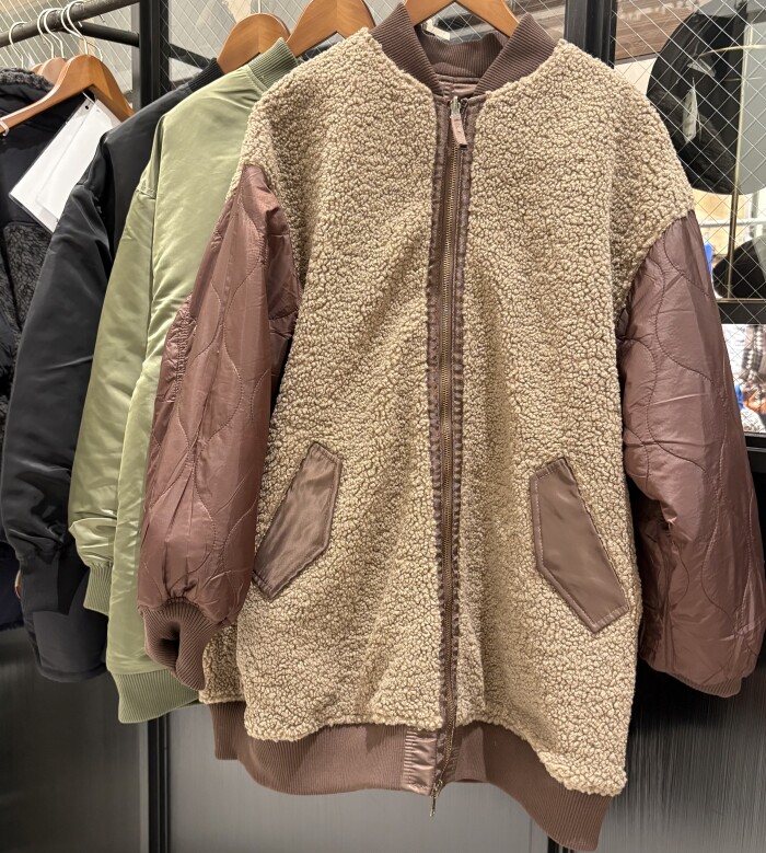 リバーシブルのMA-1入荷しております!